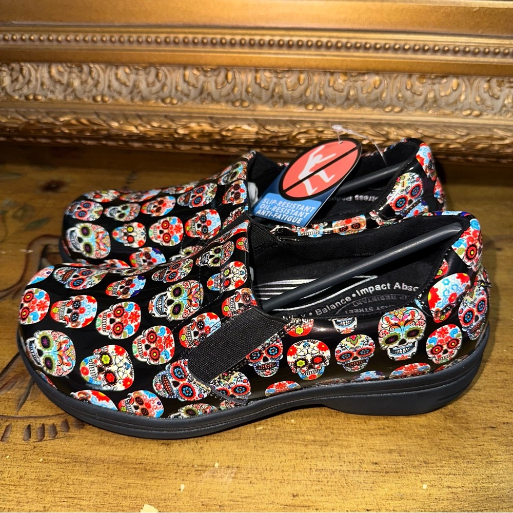 EASY WORKS BY EASY STREET BIND WOMEN'S SKULL LEATHER CLOGS sz 6.5 M NEW In BOX